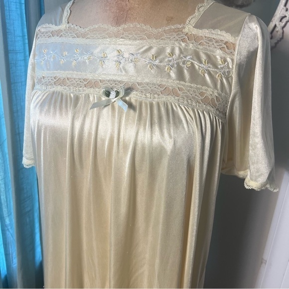 Vintage, pastel yellow nightgown with lace and embroidered top. Sm/med - Picture 2 of 6